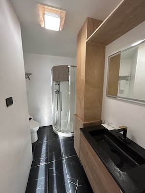 Room, 1 Queen Bed, Private Bathroom (Nolan) | Bathroom | Hair dryer, towels - Le Sieur de Joliette (Montreal)