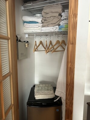 Chambre, 1 lit double, salle de bain privée (Hayden) | Repas dans la chambre