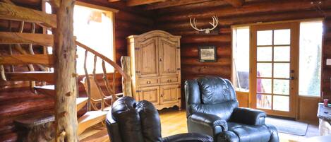 Traditional Cabin, 3 Bedrooms, Ocean View | Living room