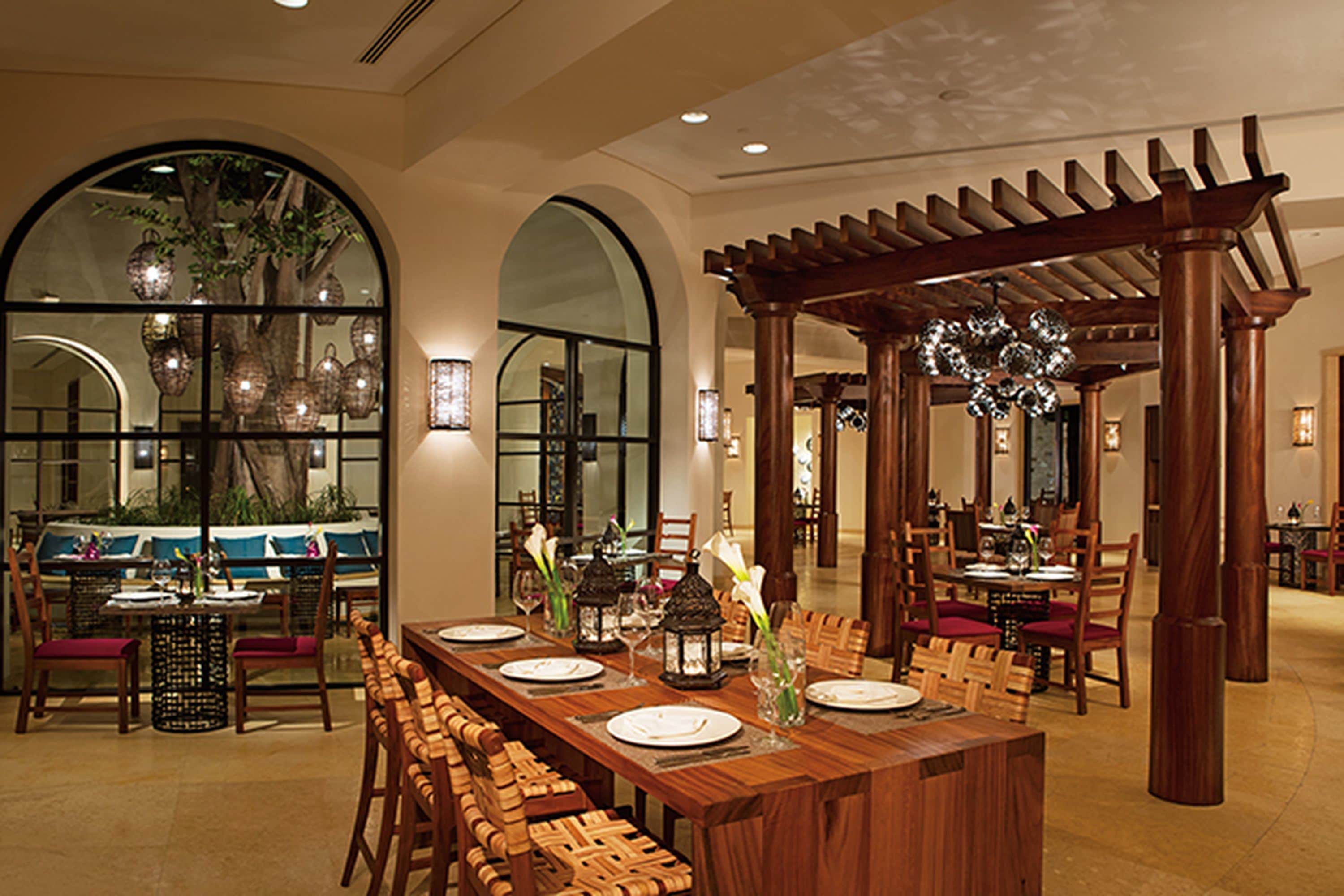 7 restaurants; breakfast, lunch, and dinner served