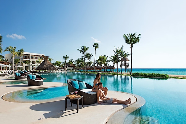 3 kolam renang outdoor, dengan cabana (dengan biaya tambahan)