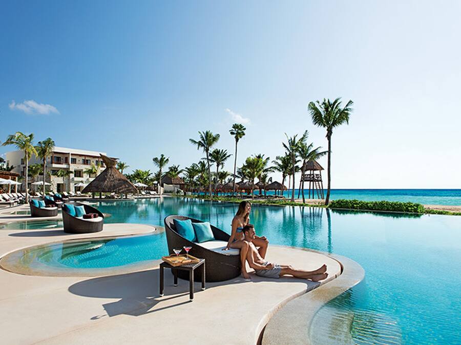 3 udendørs pools, hytter (tillægsgebyr), parasoller