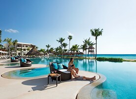 3 piscinas al aire libre, camas de piscina con cargo, sombrillas
