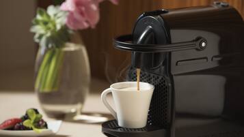 Una máquina de café Nespresso sirviendo una taza.