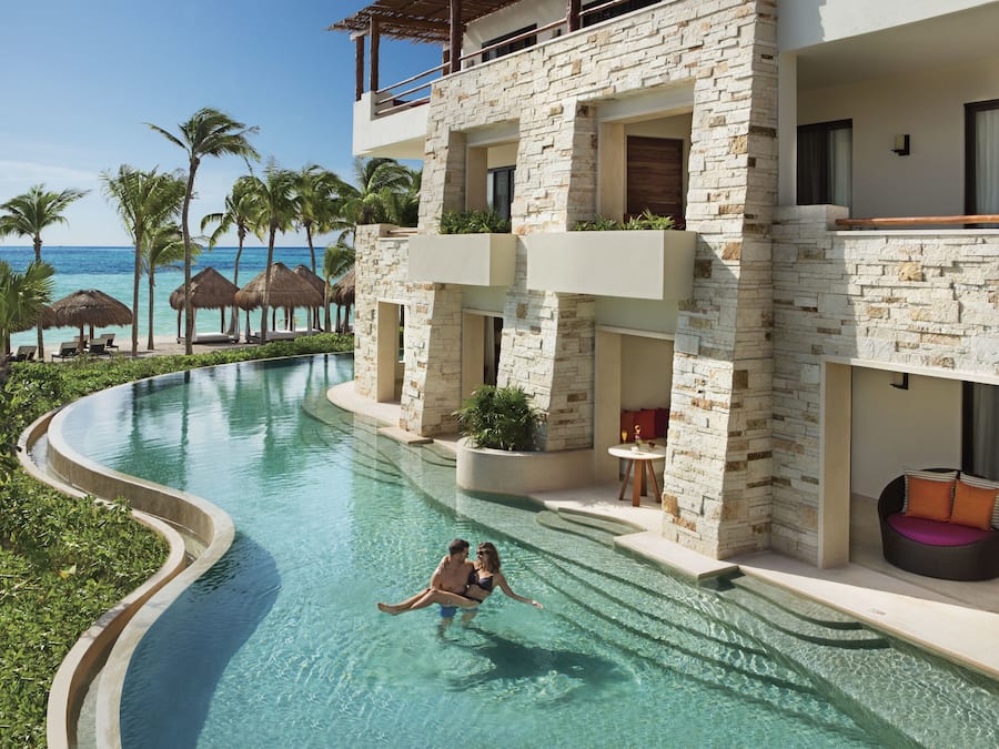 3 utendørsbassenger, bassengtelt (mot betaling) og bassengparasoller