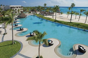 3 piscinas al aire libre, camas de piscina con cargo, sombrillas
