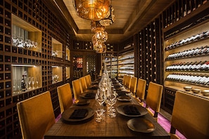 7 restaurants; breakfast, lunch, and dinner served