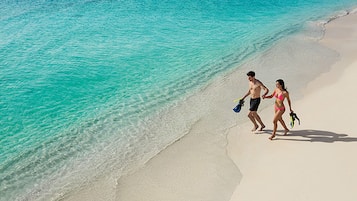 Aan het strand, wit zand, cabana's (toeslag), ligstoelen aan het strand