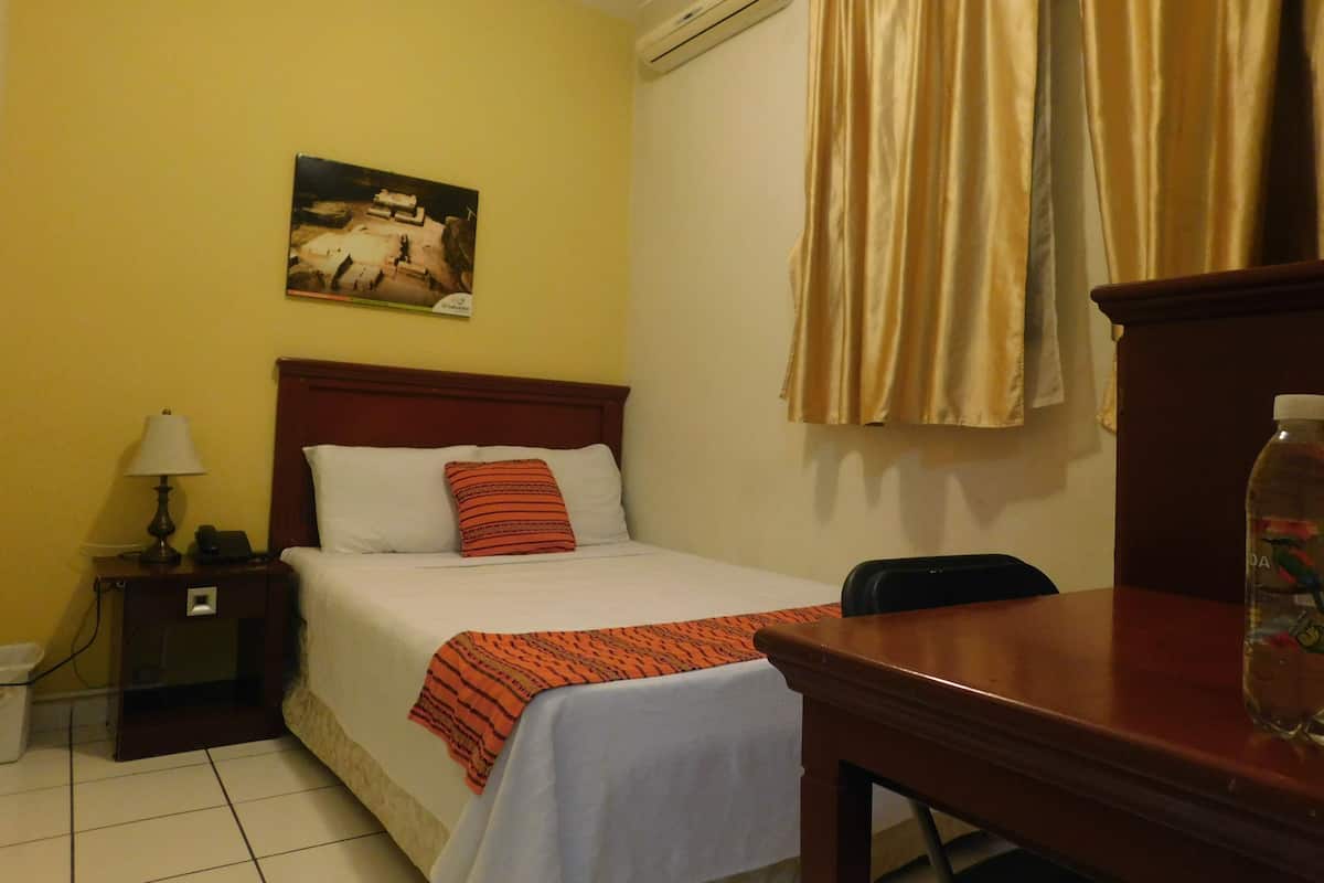 Ropa de cama de alta calidad y caja de seguridad en la habitación 