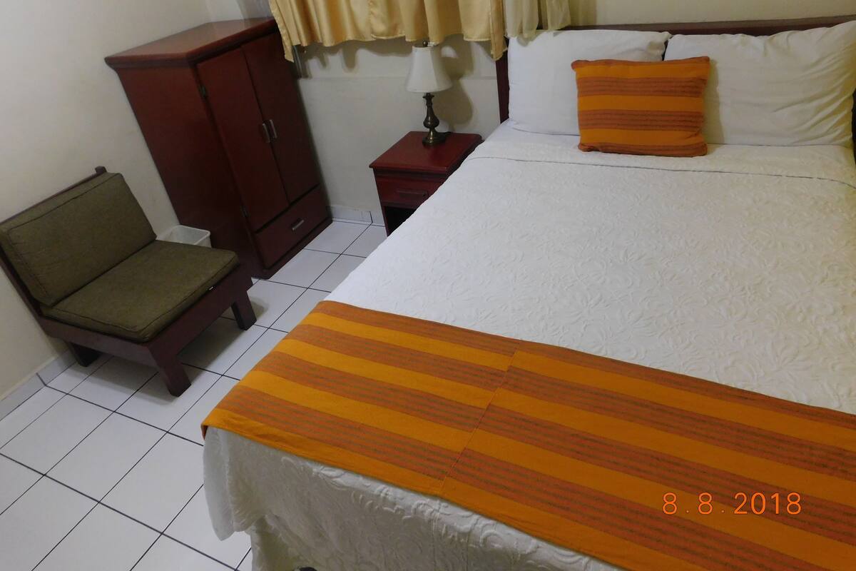 Habitación doble, vista al patio | Ropa de cama de alta calidad y caja de seguridad en la habitación 