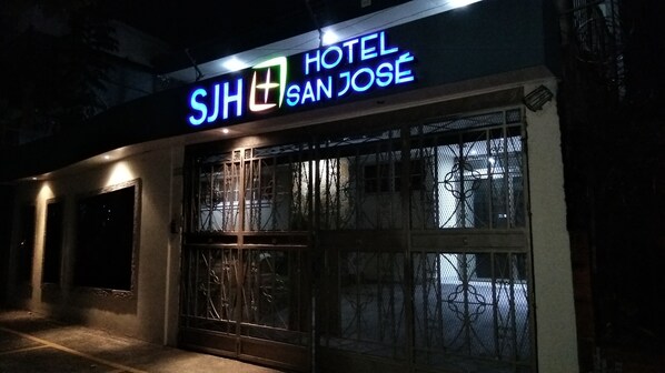 Fachada de la propiedad por la tarde o noche