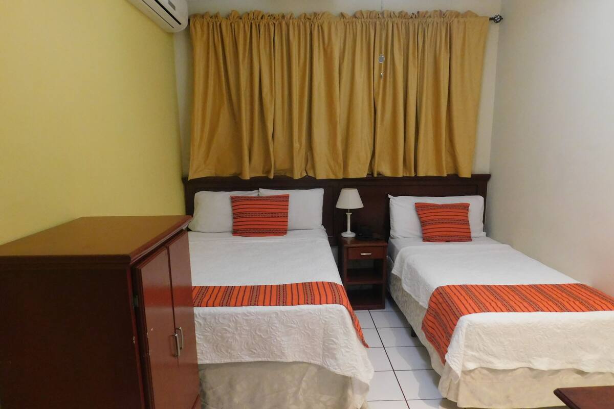 Habitación doble familiar, 2 habitaciones | Ropa de cama de alta calidad y caja de seguridad en la habitación 