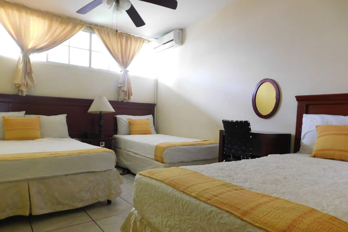 Habitación triple, 3 camas individuales | Ropa de cama de alta calidad y caja de seguridad en la habitación 