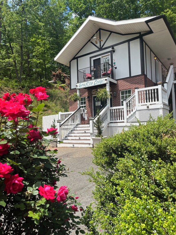 Front of property - Grafton Lodge (Lake Lure)