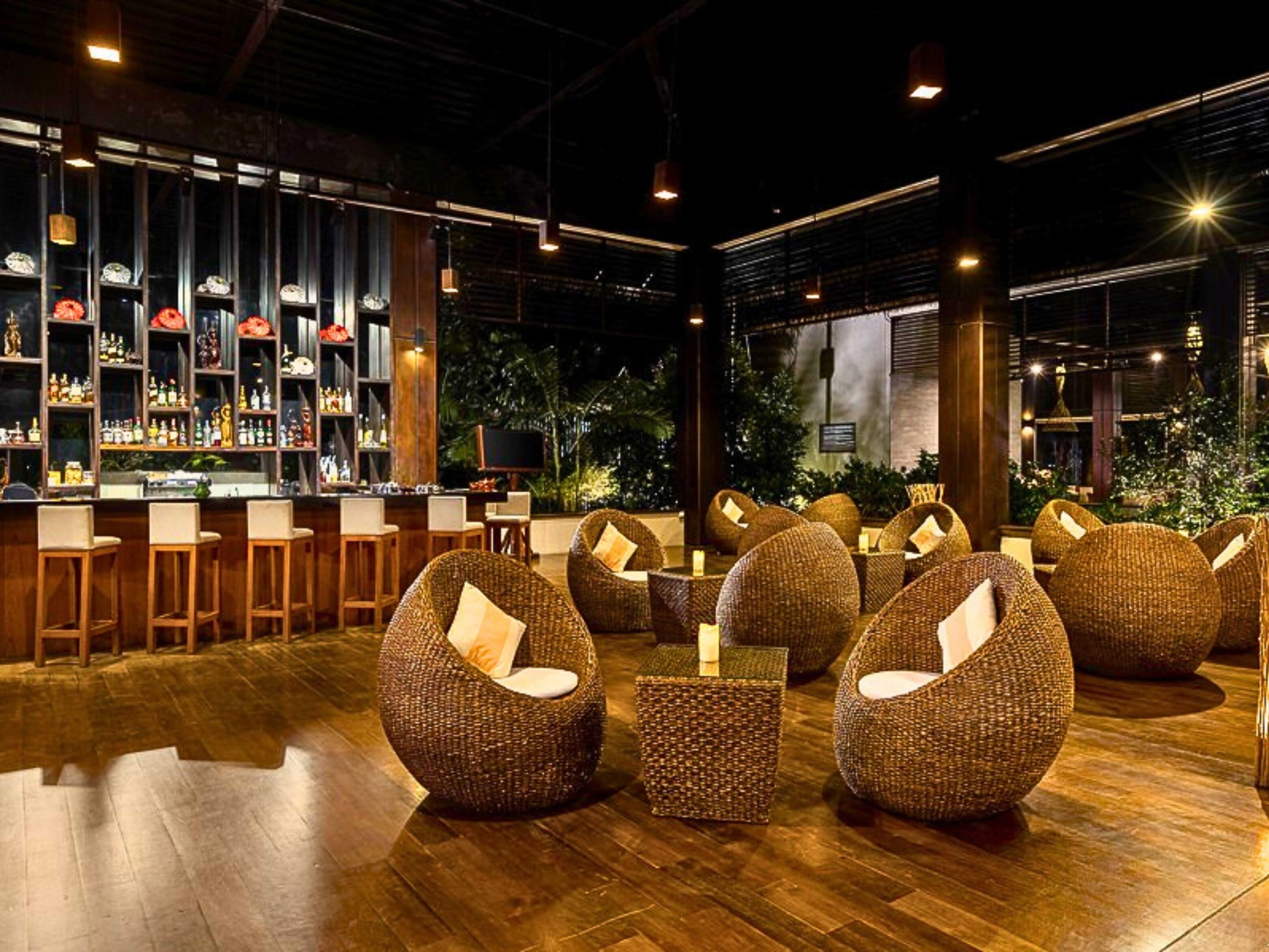Eine Bar mit Korbstühlen und einer Holztresore.