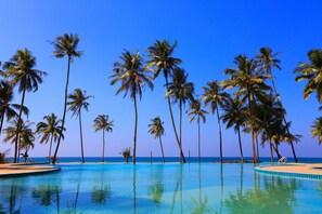 Utomhuspool och solstolar