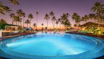 Piscina all'aperto, lettini