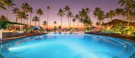 Outdoor pool, sun loungers