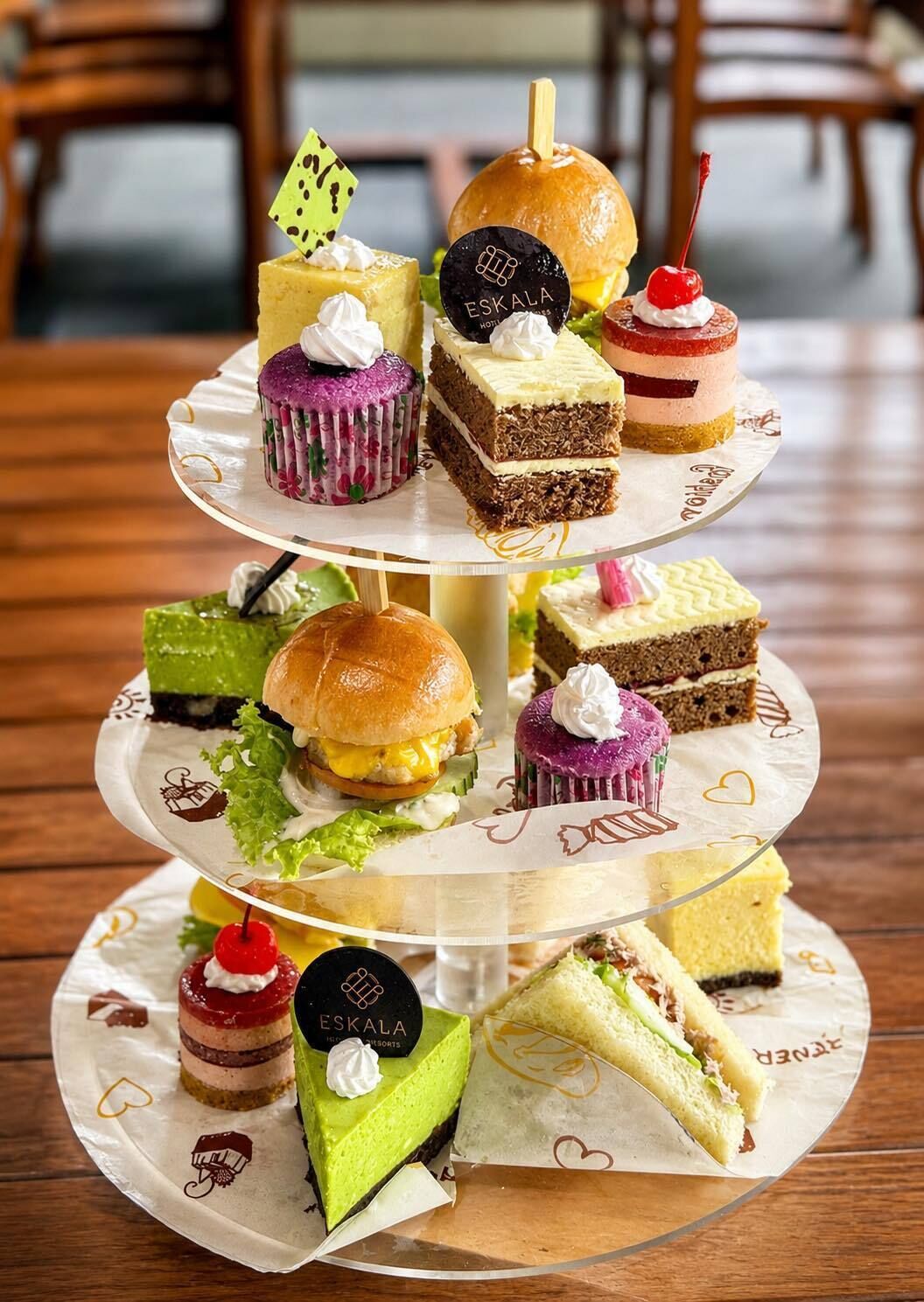 Eine mehrstöckige Dessertpräsentation mit verschiedenen Kuchen und Gebäcken.