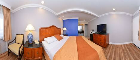 Individuell dekoriert, individuell eingerichtet, Schreibtisch