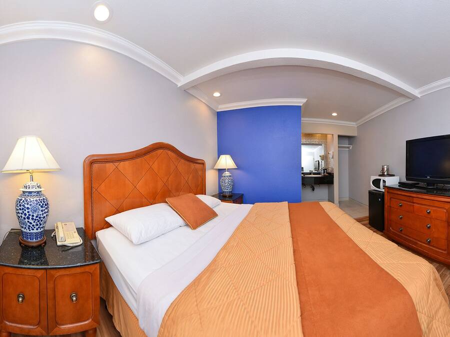 Dihias secara berasingan, dilengkapkan perabot secara berasingan, meja