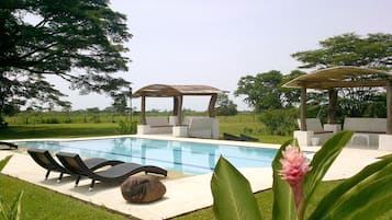 Piscine extérieure, chaises longues