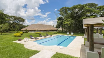 Piscine extérieure, chaises longues