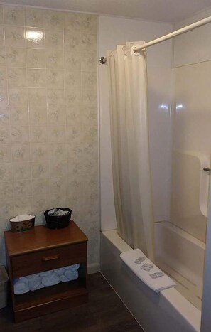 Familienzimmer, Mehrere Betten | Badezimmer | Kostenlose Toilettenartikel, Haartrockner, Handtücher, Seife