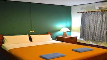 Standard Large Size Double Bed | Pengeskab på værelset, gratis Wi-Fi