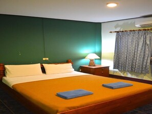 Standard Large Size  Double Bed | In-room safe, free WiFi - Baan Talay Guesthouse & Dormitory (Ko Pha-ngan)