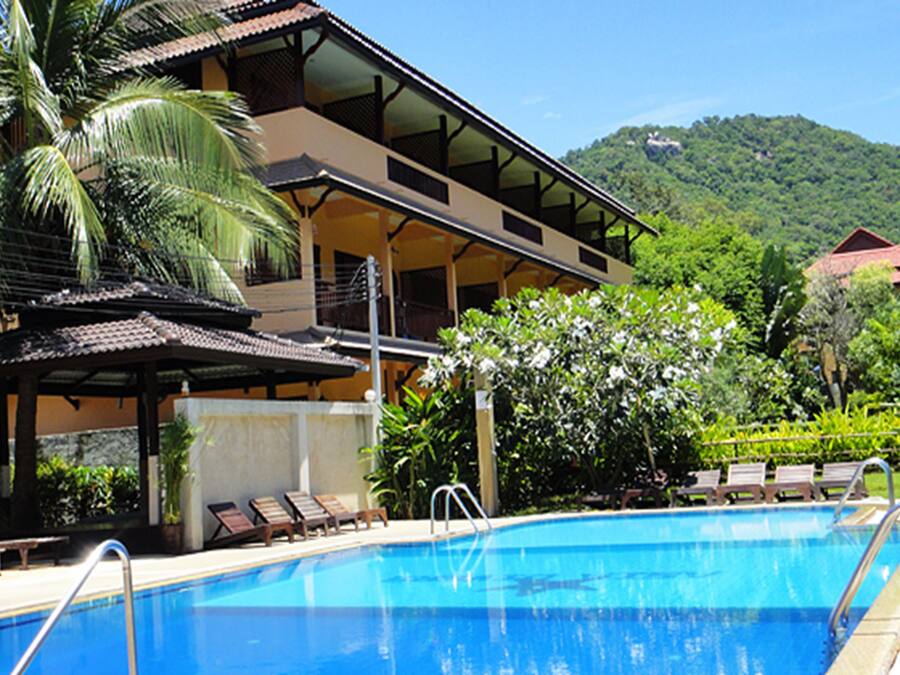 Una piscina al aire libre