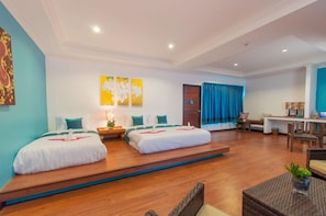 Chambre Triple Deluxe, plusieurs lits | Coffres-forts dans les chambres, bureau, lits pliants/supplémentaires