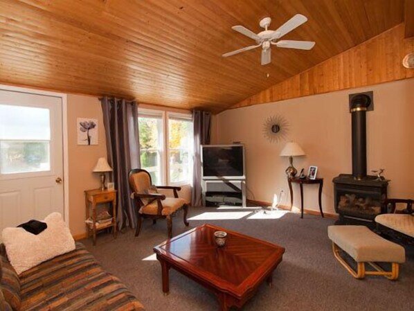 Classic Cottage, 2 Bedrooms (Cottage 3, 4 & 5) | Living room | Flat-screen TV