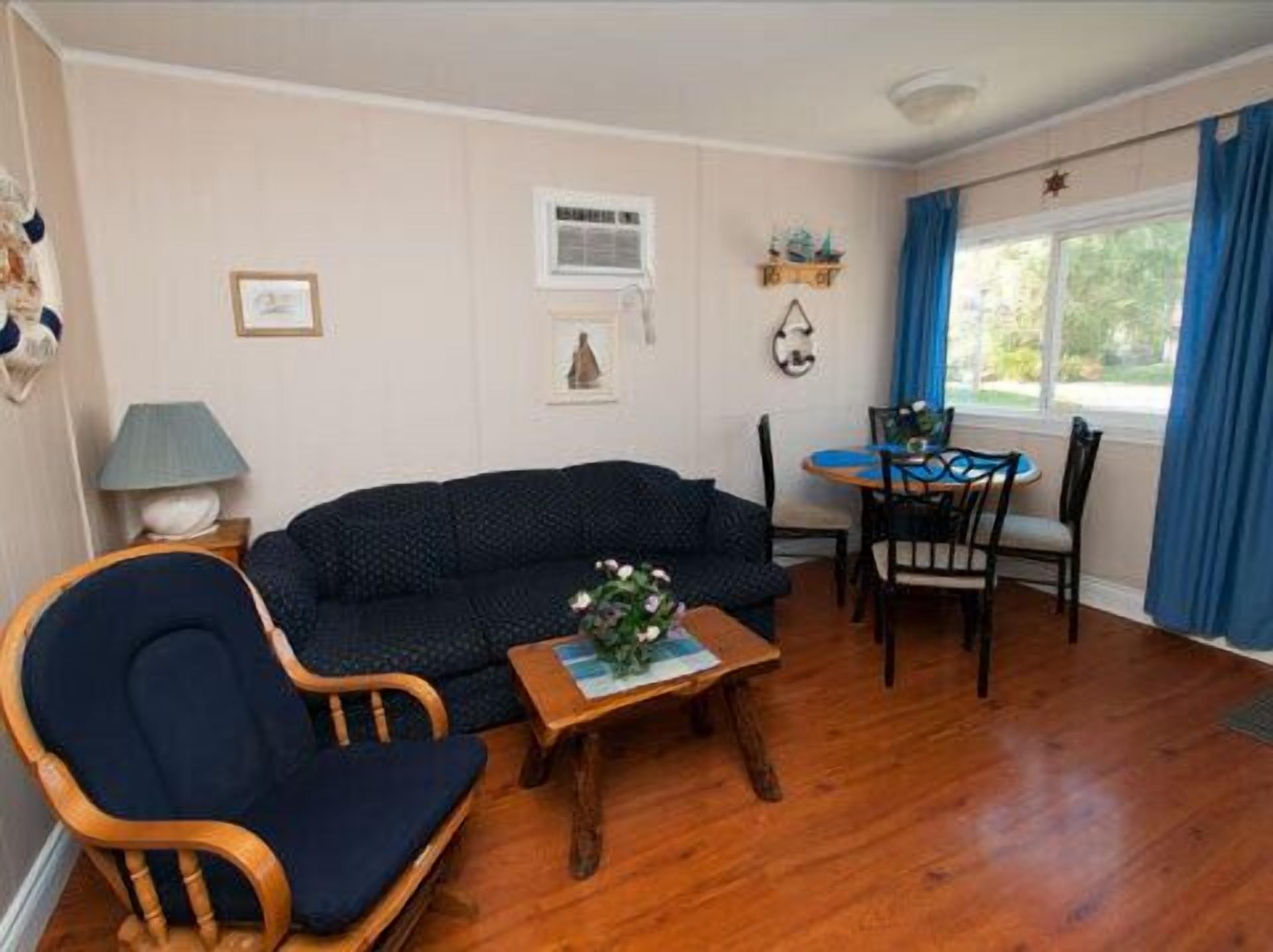 Cottage phong cách cổ điển, 2 phòng ngủ | Phòng khách | TV màn hình phẳng 