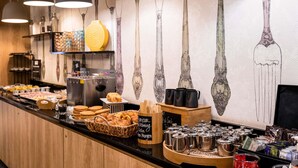A breakfast bar with pastries, coffee, and condiments. - Ibis Styles Albi Centre Le Theatro (Albi)