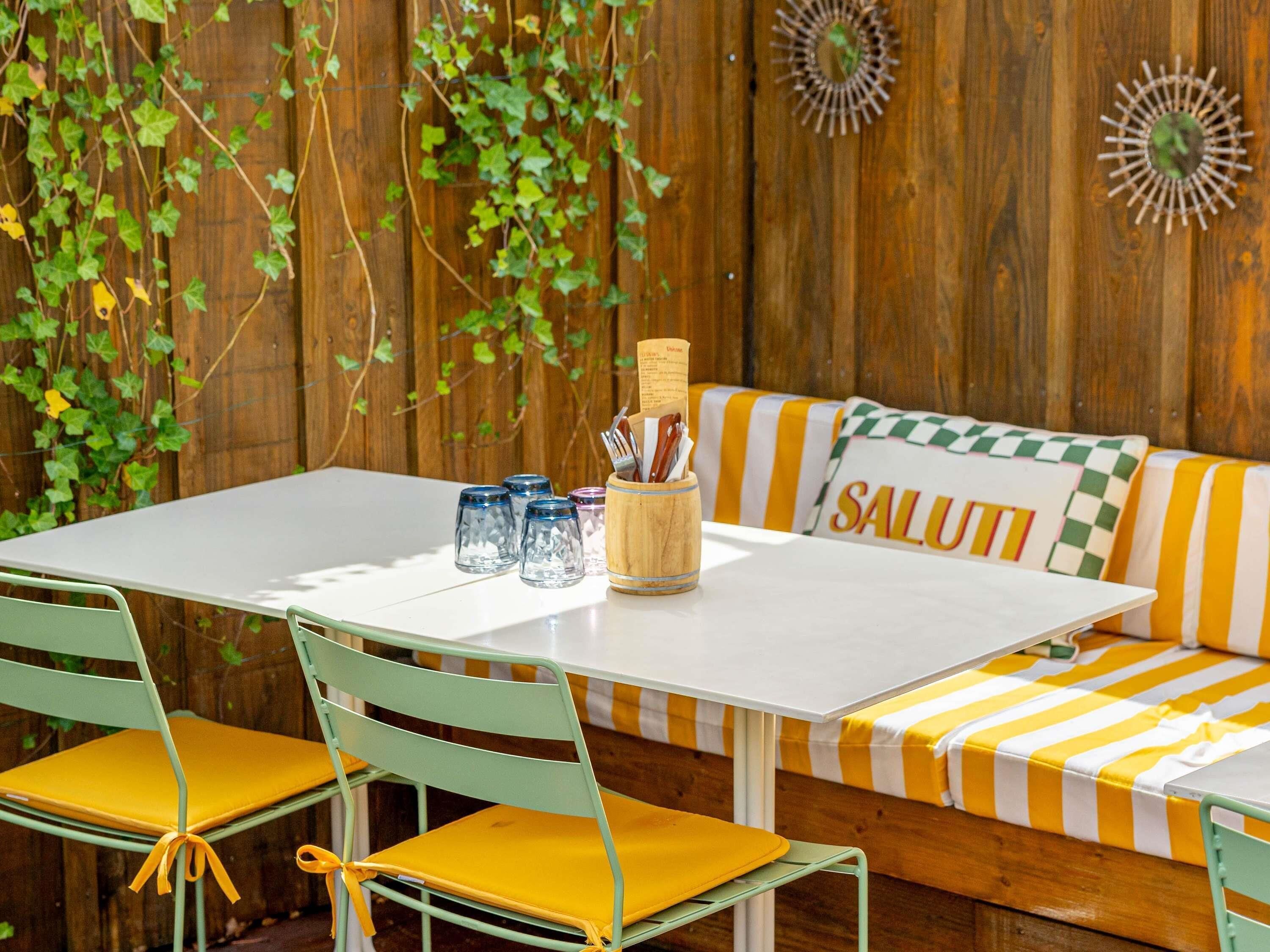 2 restaurants, lunch, dinner served; french cuisine