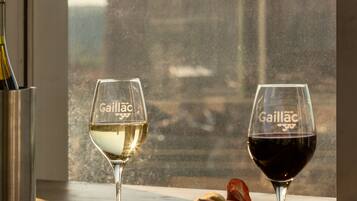 2 restaurantes; se sirve almuerzo y cena; cocina francesa