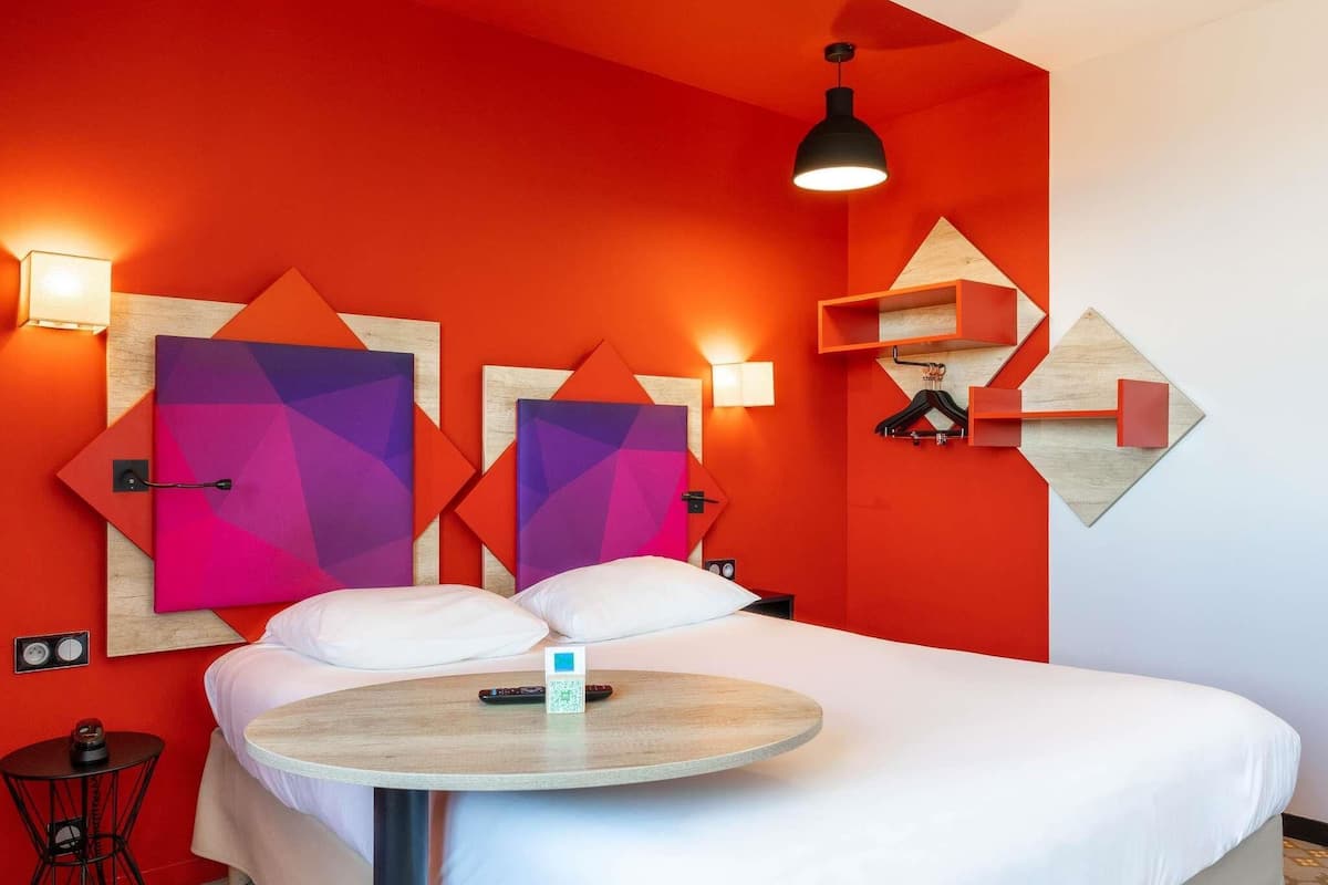 Habitación estándar, 1 cama matrimonial | Ropa de cama de alta calidad y caja de seguridad en la habitación