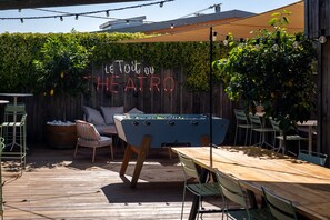 2 restaurantes, se sirven comidas, cenas y cocina francesa