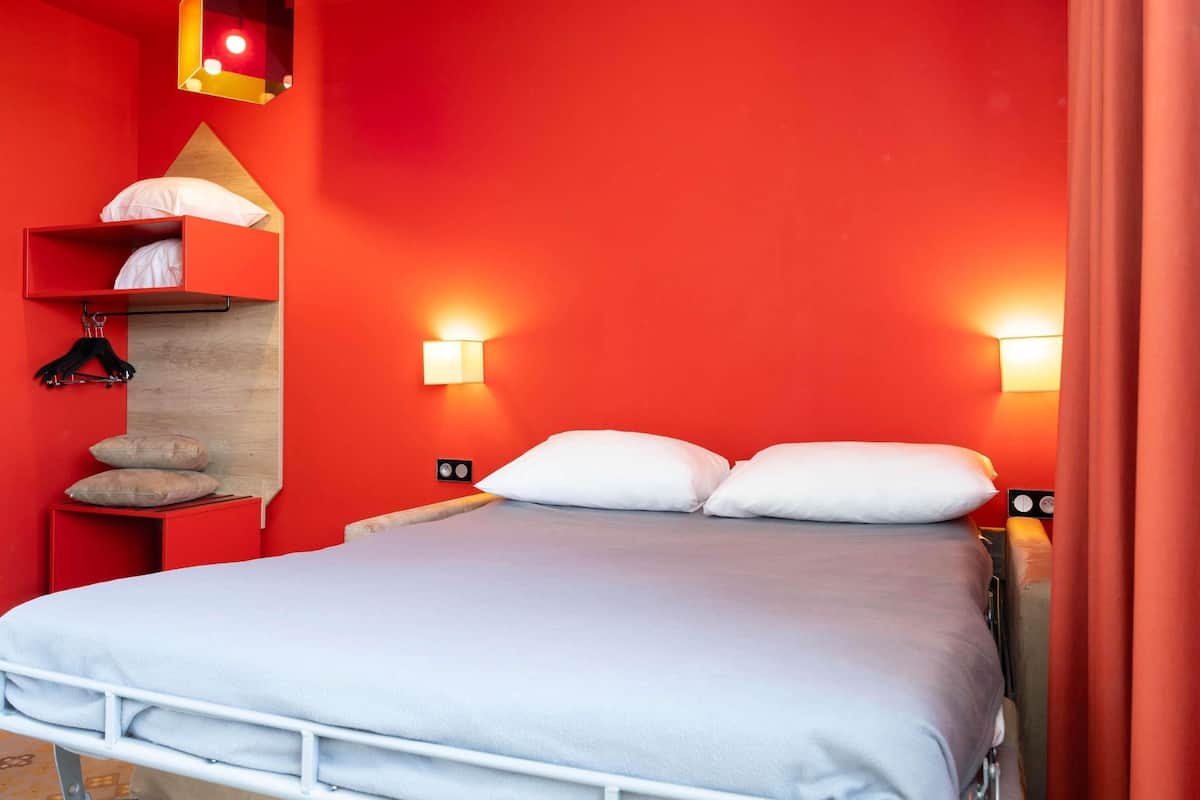 Suite Standard, letti multipli | Biancheria da letto di alta qualità, una cassaforte in camera