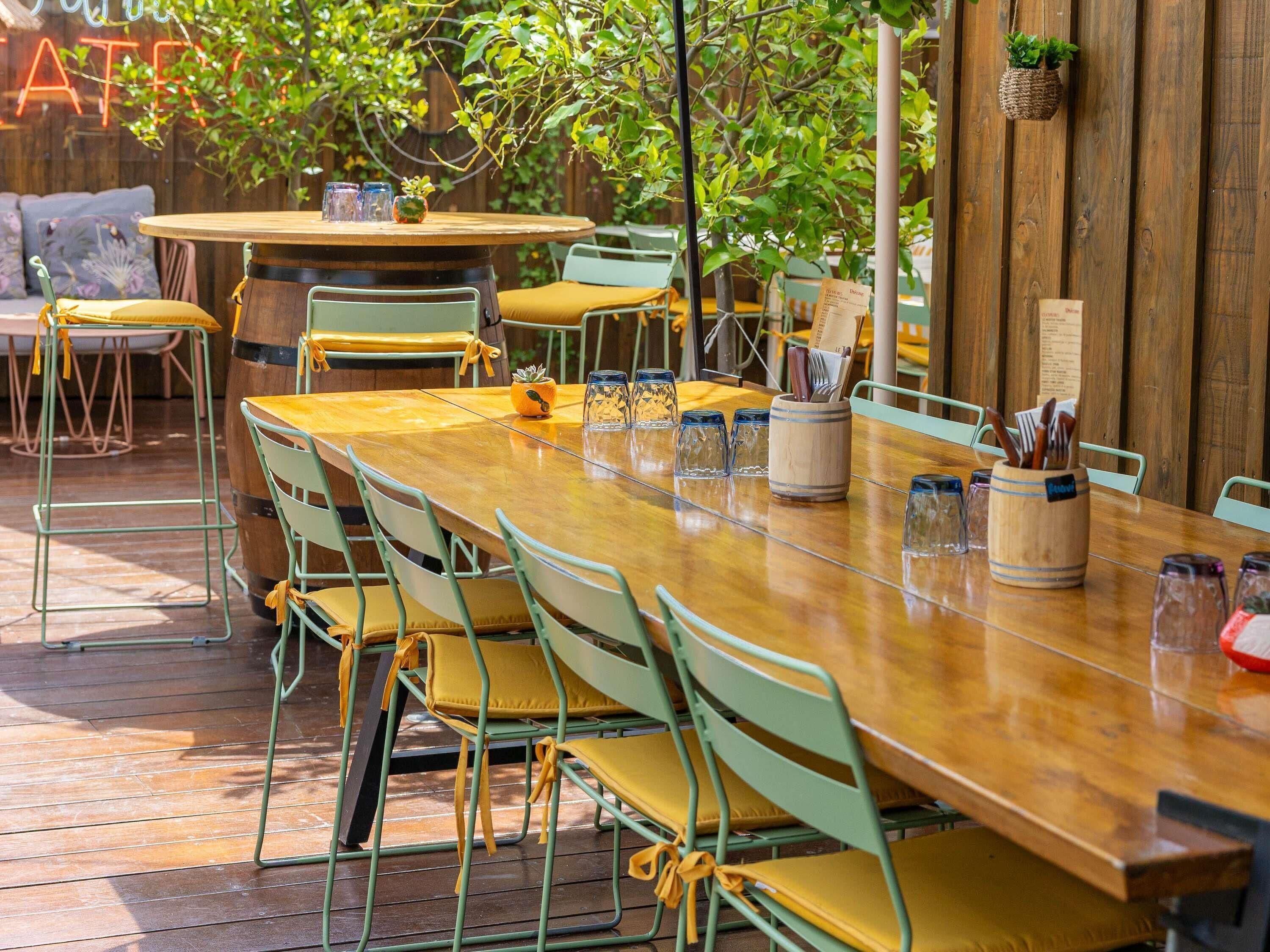 2 restaurants servant le déjeuner et le dîner