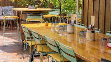 2 restaurants servant le déjeuner et le dîner