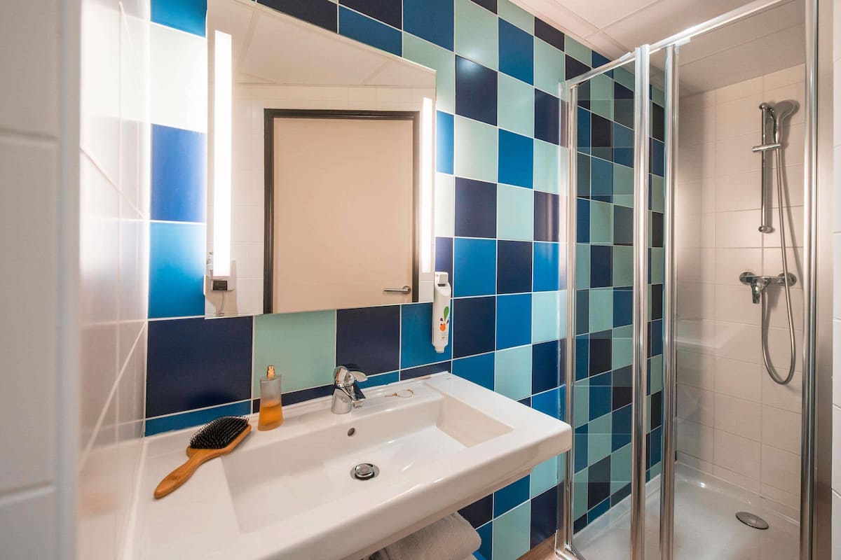 Habitación estándar, 2 camas individuales | Ropa de cama de alta calidad y caja de seguridad en la habitación