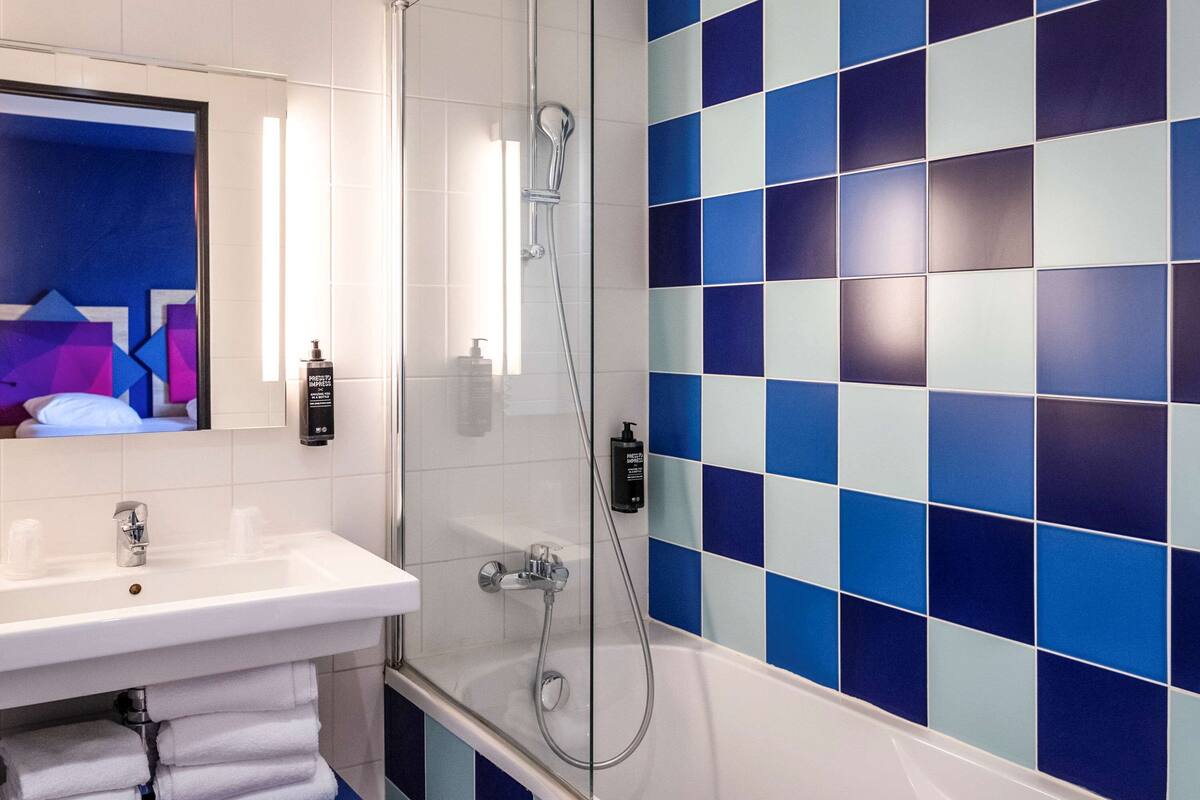 combined shower/bathtub, eco-friendly toiletries, hair dryer, towels