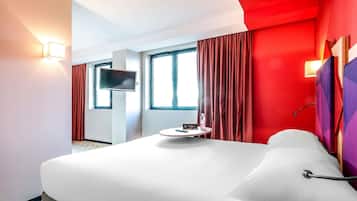 Ropa de cama de alta calidad y caja de seguridad en la habitación