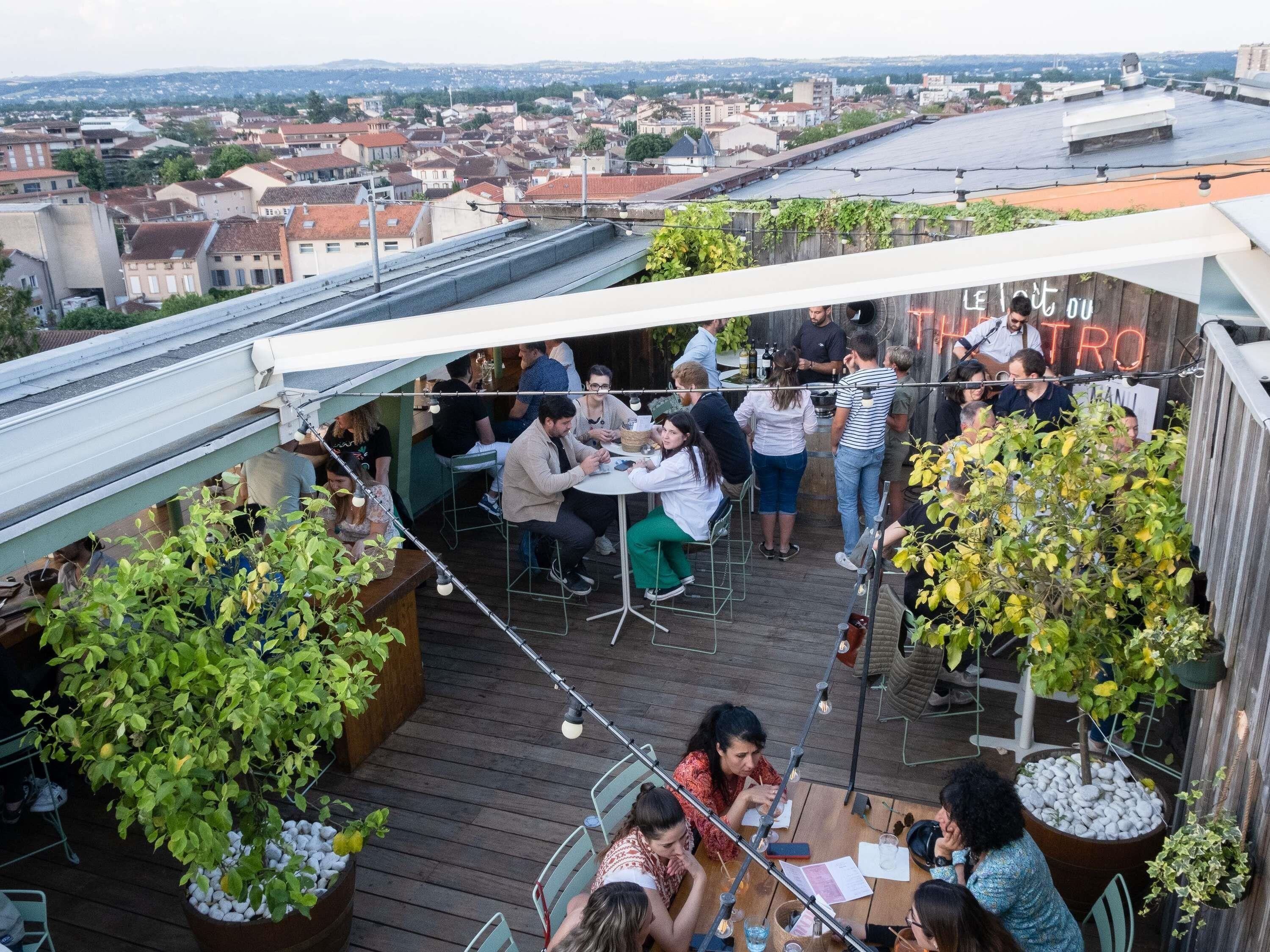 2 restaurants servant le déjeuner et le dîner