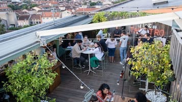 2 restaurants servant le déjeuner et le dîner