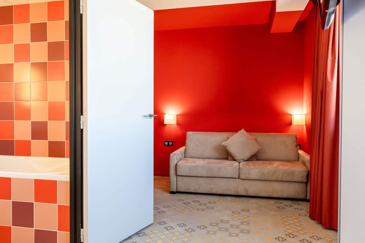 Suite estándar, varias camas | Ropa de cama de alta calidad y caja de seguridad en la habitación
