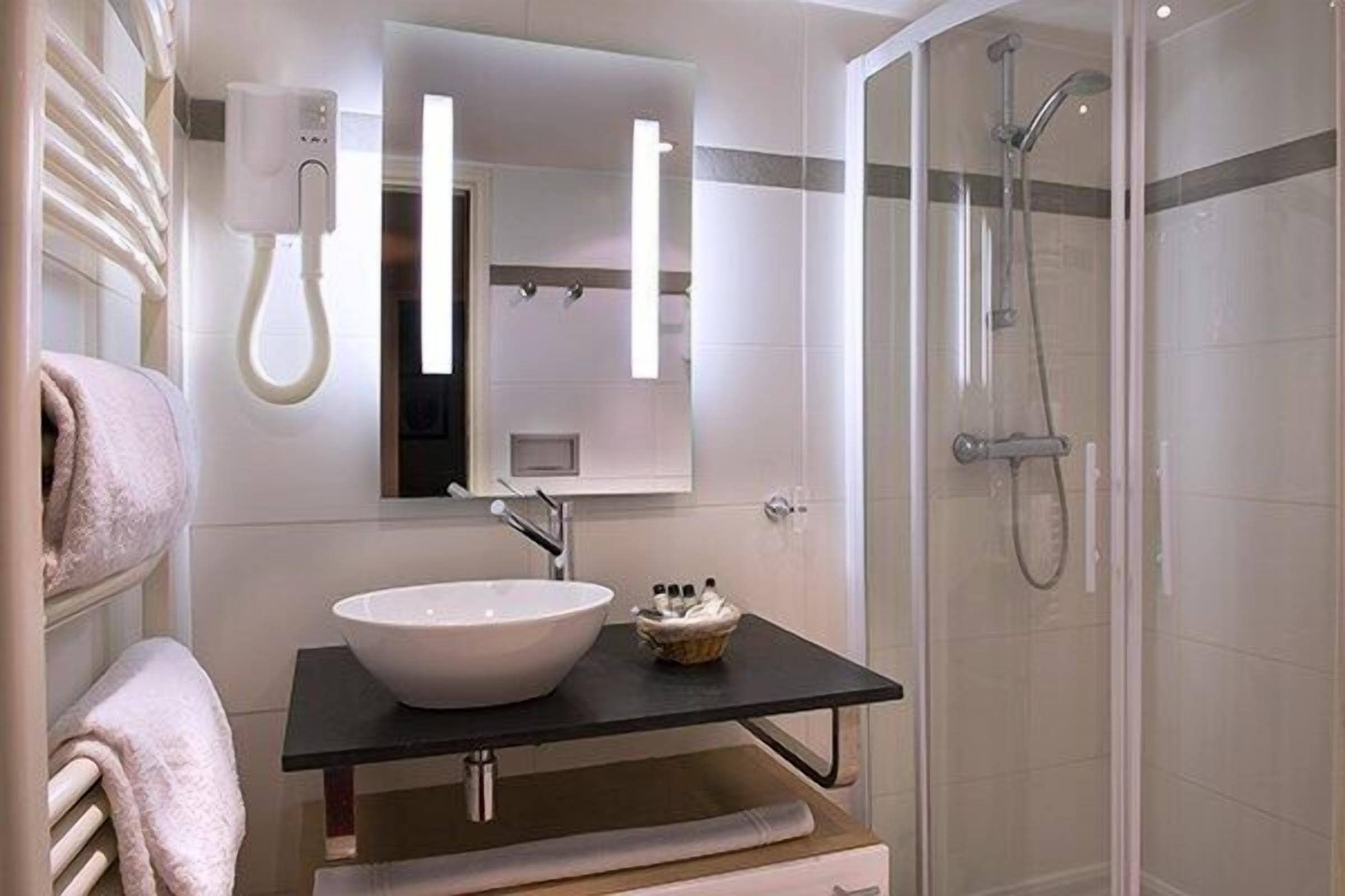 free toiletries, towels