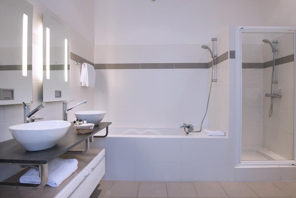 free toiletries, towels